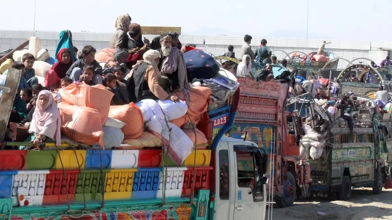 Afghan refugees’ deportation continues via Torkham, Chaman border crossings