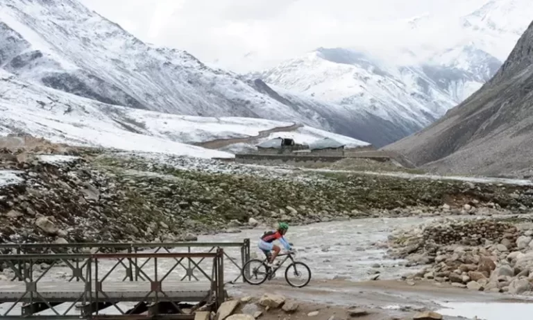 "Kaghan Valley Snowfall Prompts Closure of Mansehra Naran Jalkhad Road"