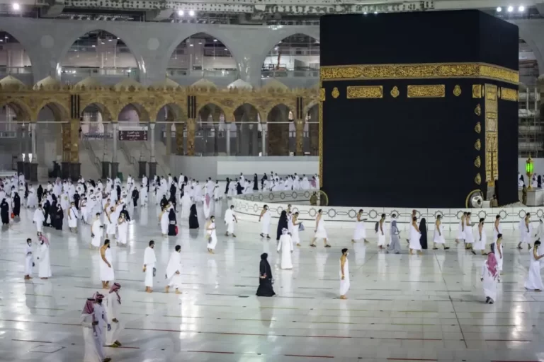 Saudi Arabia Begins Issuing Umrah Visas