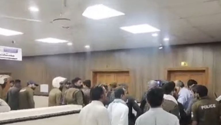 Clashes Erupt Between Doctors and Police After Arrests Over Sahiwal Hospital Fire