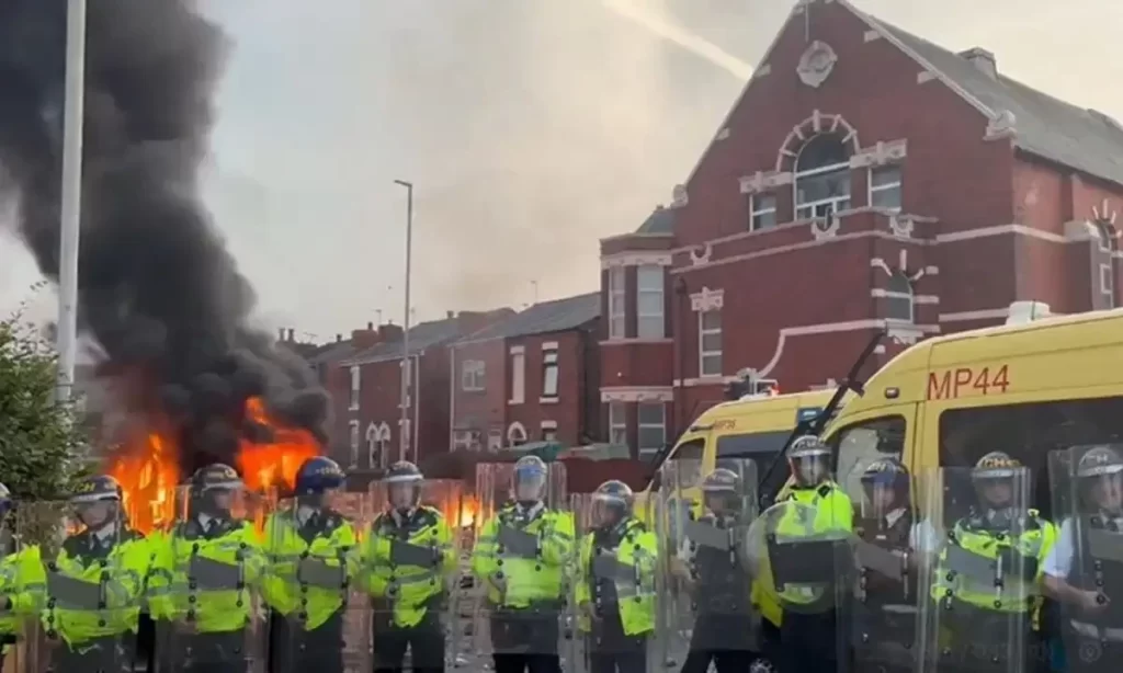 White Extremist Protesters Attack Mosque, Clash with Police in New Southport