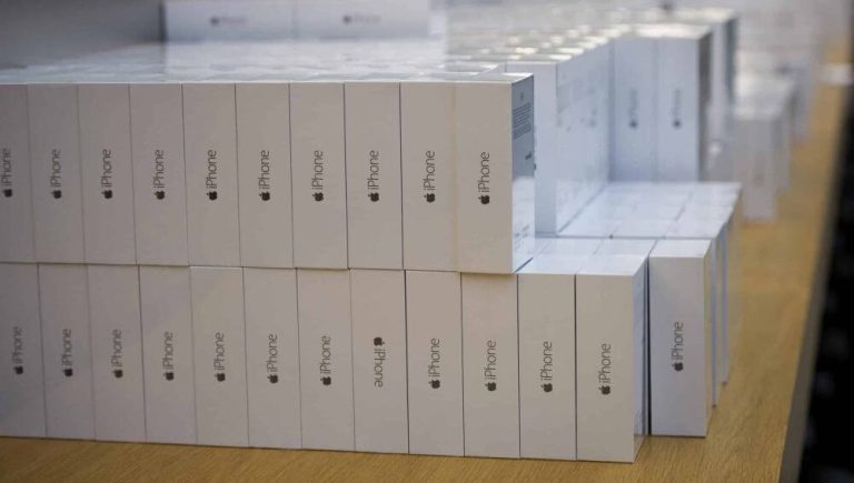 Customs Seize Over Two Dozen iPhone 16 Pro Max at Islamabad Airport