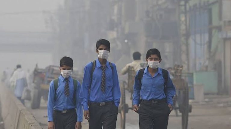 Lahore Schools Adjust Timings Amid Rising Smog Concerns