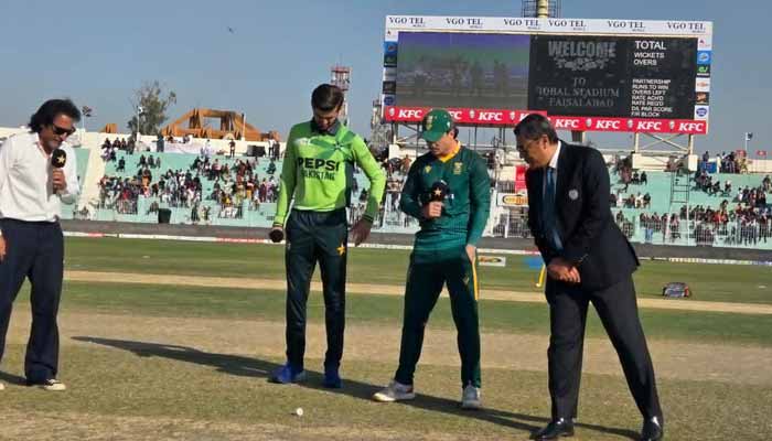 Pakistan Win Toss and Opt to Bat First Against South Africa in Second ODI Pakistan Win Toss and Opt to Bat First Against South Africa in Second ODI