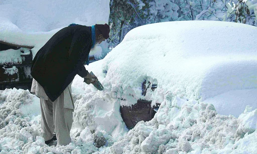 Heavy Snowfall Paralyzes Life in Murree, Thousands of Tourists Stranded