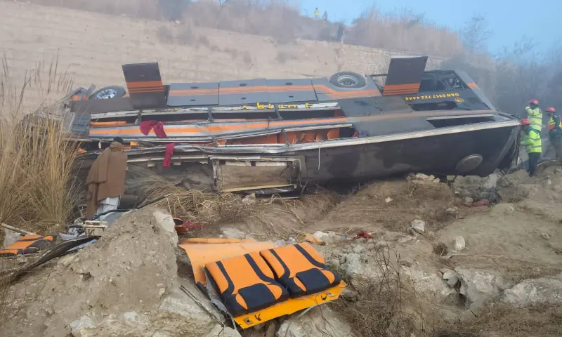 Five Killed as Passenger Bus Plunges into Ravine Near Chakwal Five Killed as Passenger Bus Falls into Ravine Near Chakwal