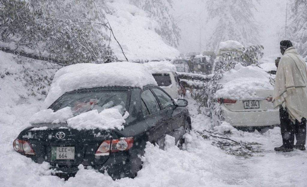 Heavy Snowfall Paralyzes Murree, 5,000 Tourists Stranded