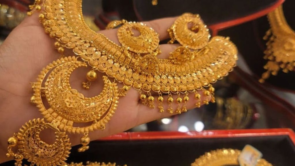 Gold prices crash in global market, record drop shocks investors