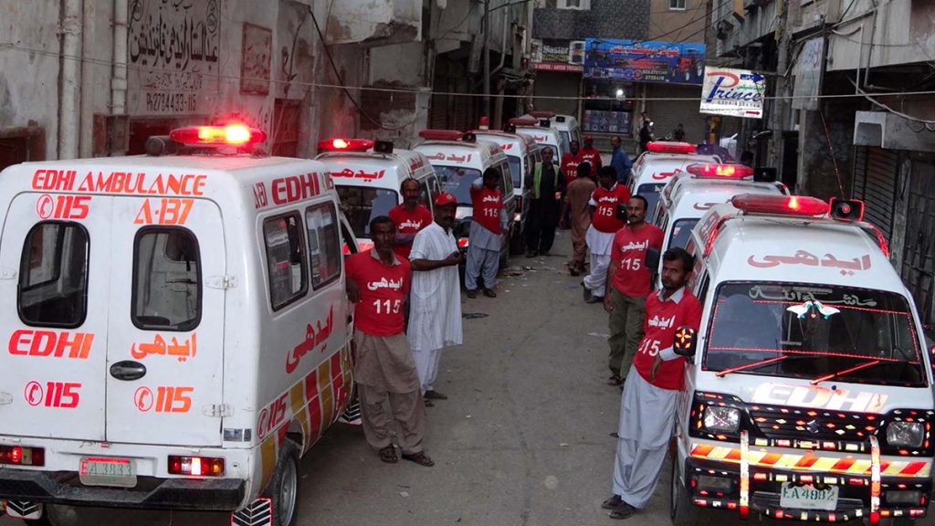 Karachi Oil Tanker Crash: 13 Dead After Tanker Overturns on Passenger Van Karachi Oil Tanker Crash: 13 Dead After Tanker Overturns on Passenger Van