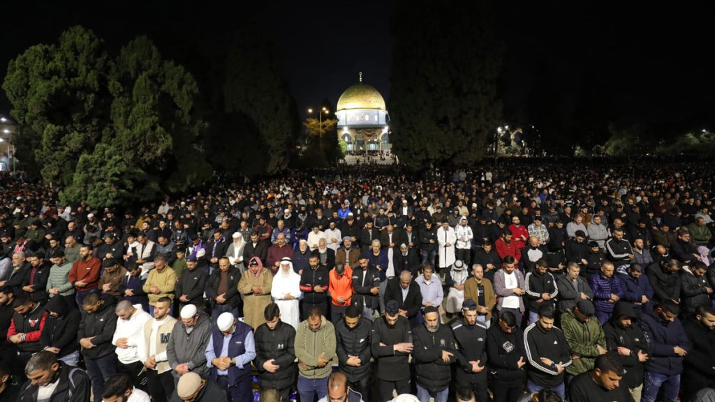 Thousands Attend Taraweeh at Al-Aqsa Despite Israeli Restrictions