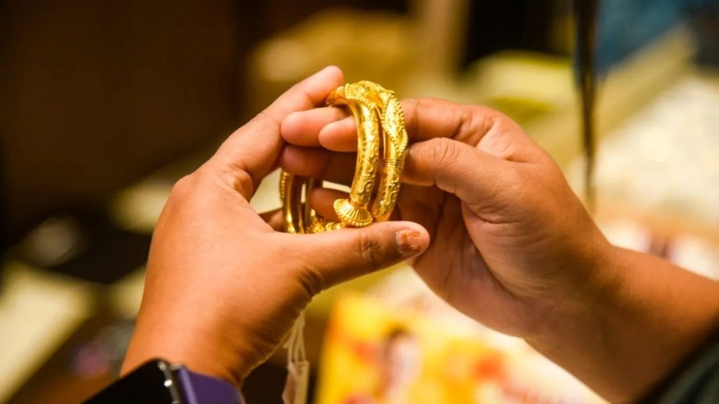 Gold prices surge to record high in Pakistan, global markets