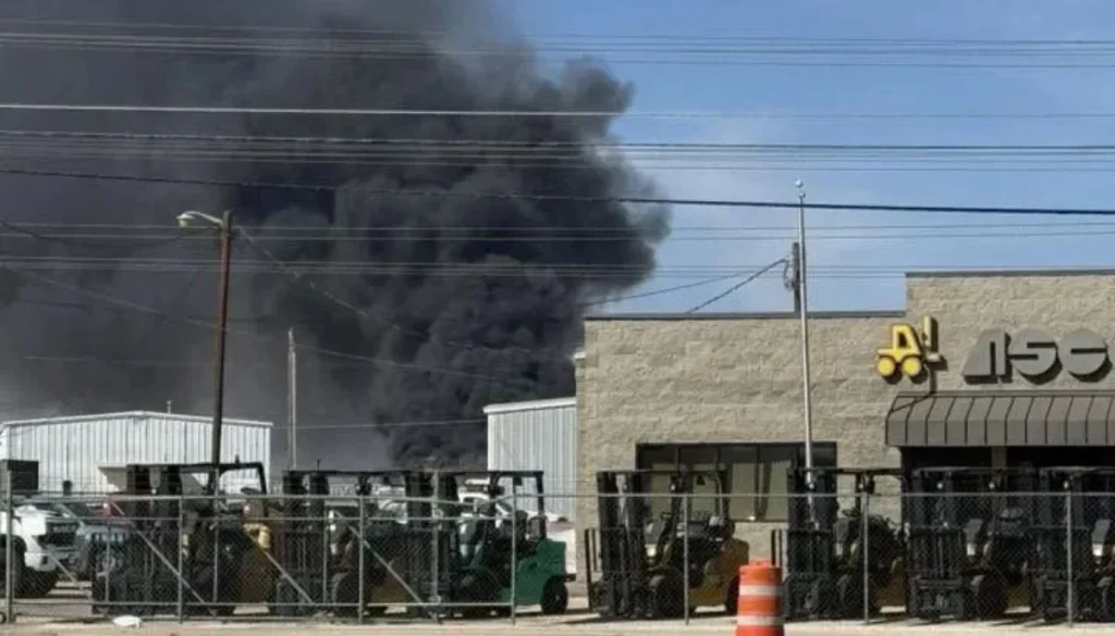 Explosion at Texas oil refinery sparks fire, emergency alert issued